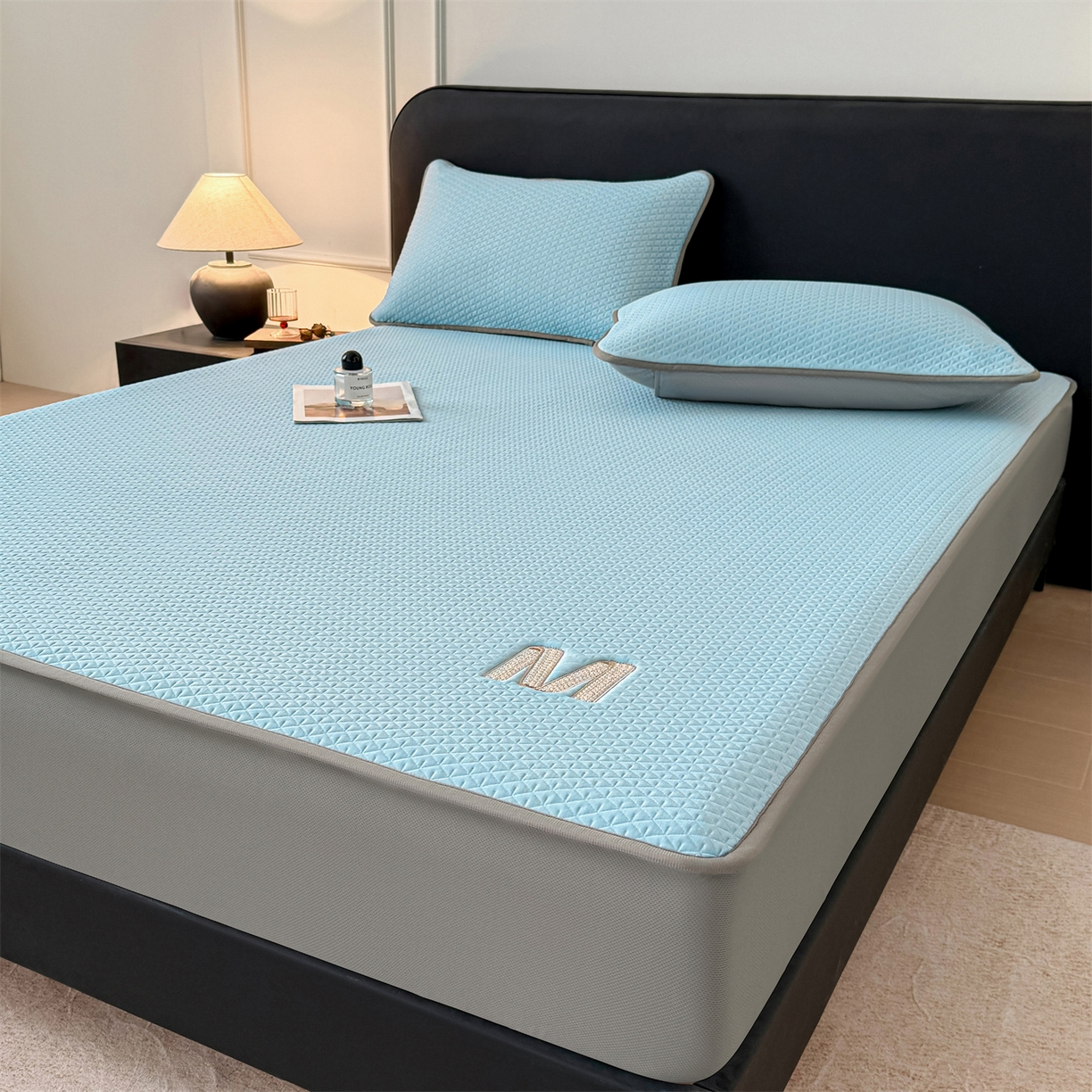 91家纺网 家纺一手货源 找家纺 乐家欣 2026新款夏季高端pe空调软席可水洗席子凉席-慕尚M纹 床笠款-慕尚M纹-蓝