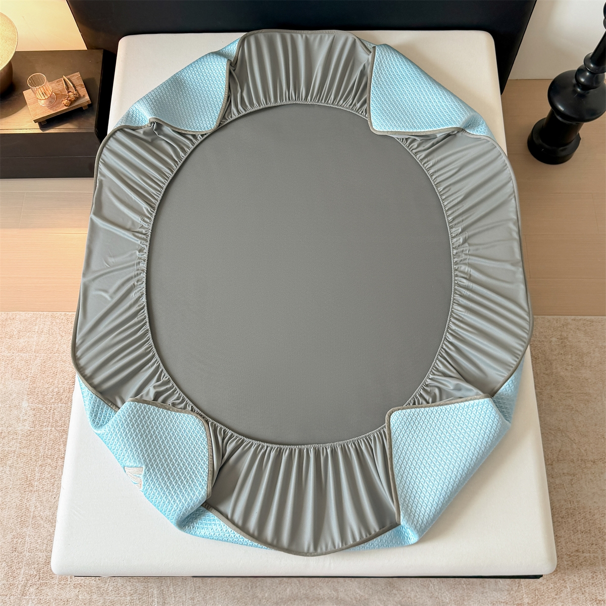 91家纺网 家纺一手货源 找家纺 乐家欣 2026新款夏季高端pe空调软席可水洗席子凉席-慕尚M纹 床笠款-慕尚M纹-蓝