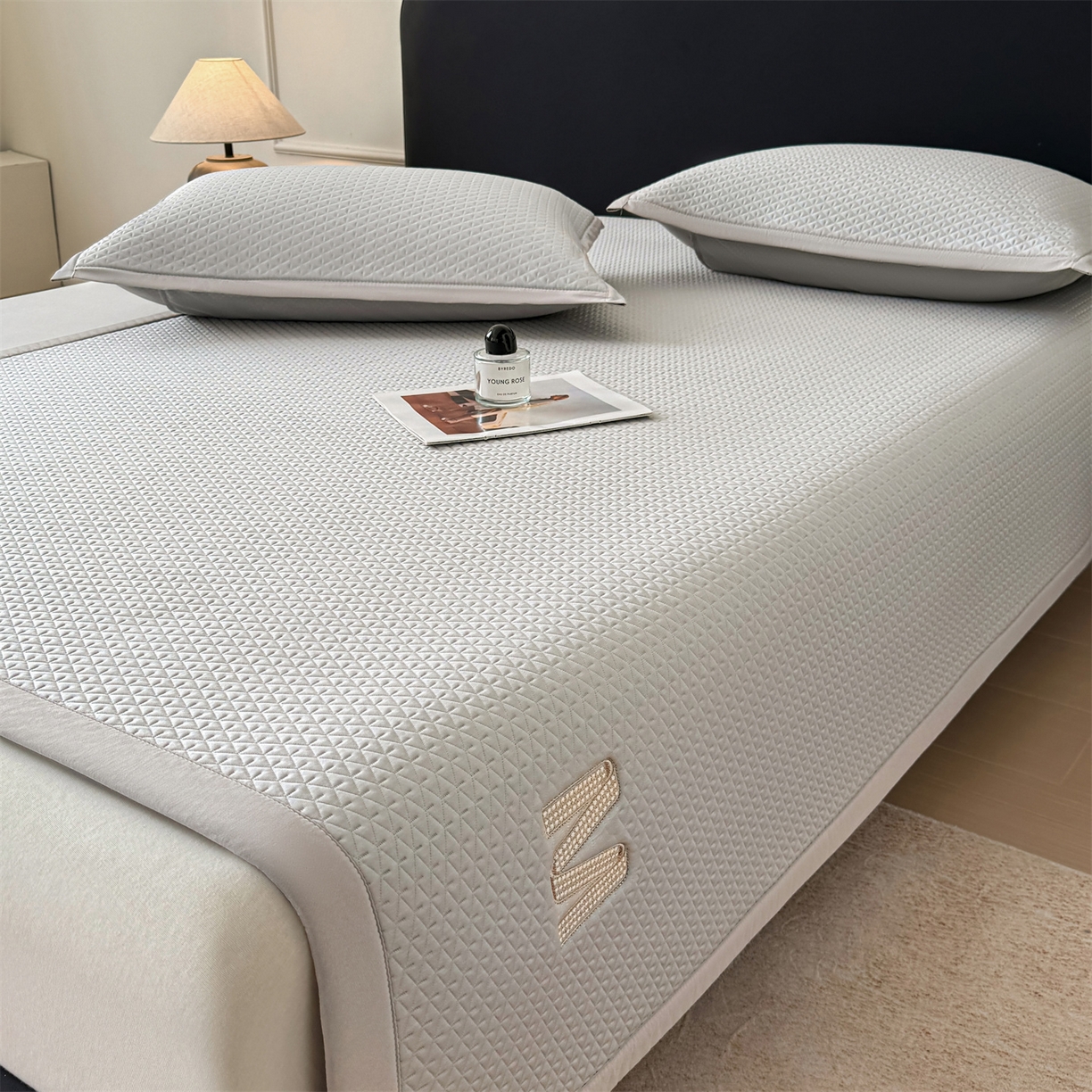 91家纺网 家纺一手货源 找家纺 乐家欣 2026新款夏季高端pe空调软席可水洗席子凉席-慕尚M纹 床席款-慕尚M纹-灰