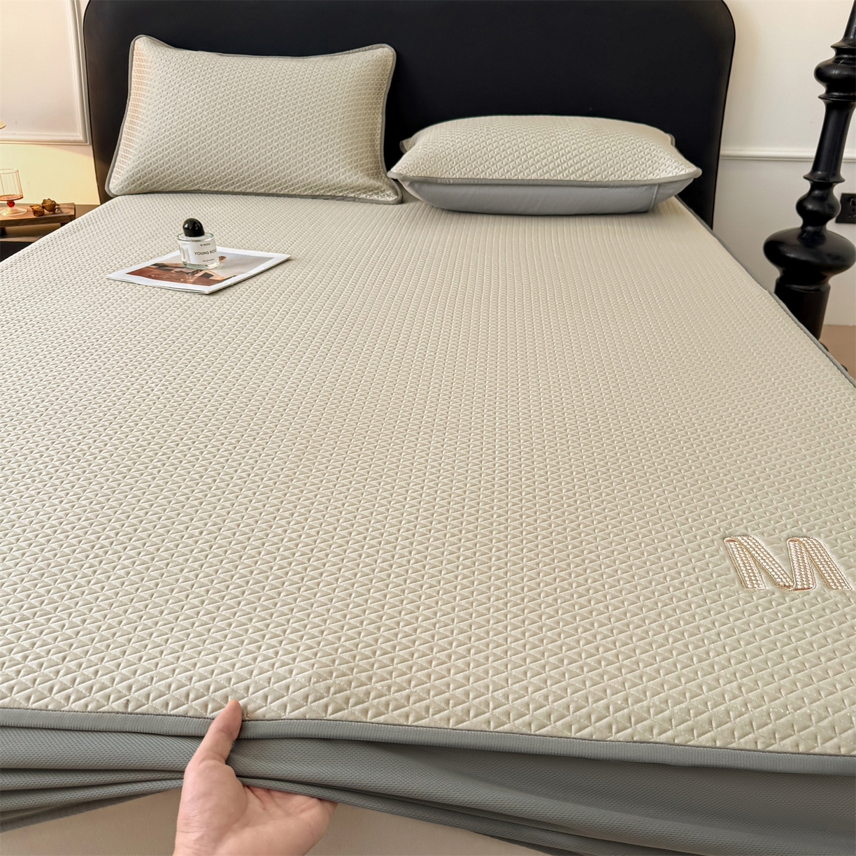 91家纺网 家纺一手货源 找家纺 乐家欣 2026新款夏季高端pe空调软席可水洗席子凉席-慕尚M纹 床笠款-慕尚M纹-咖