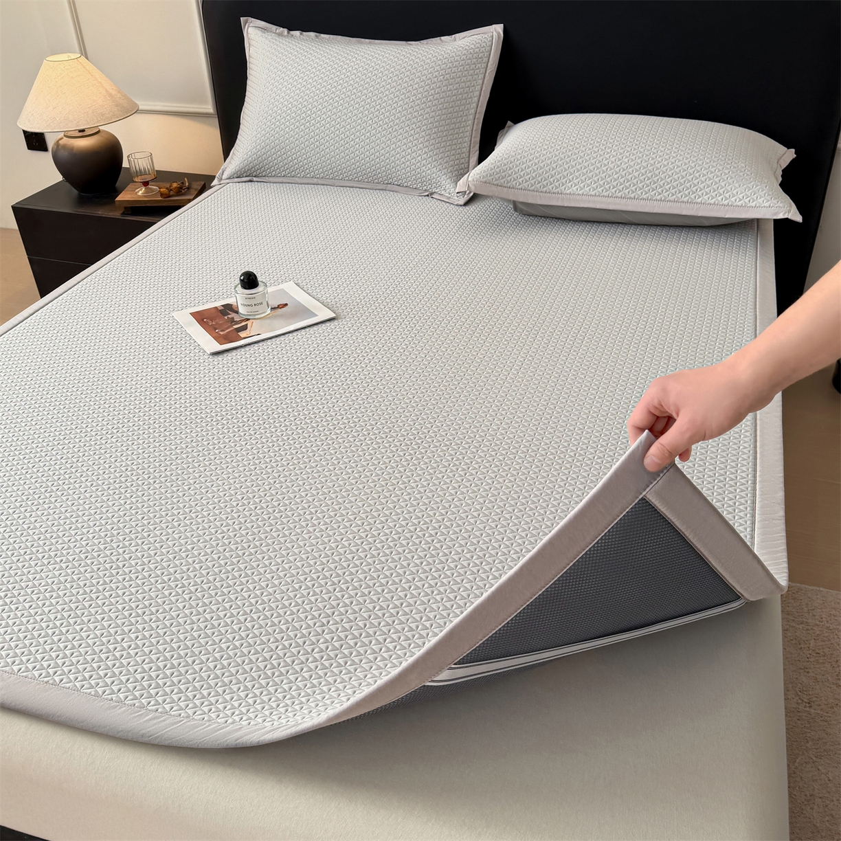 91家纺网 家纺一手货源 找家纺 乐家欣 2026新款夏季高端pe空调软席可水洗席子凉席-慕尚M纹 床席款-慕尚M纹-灰