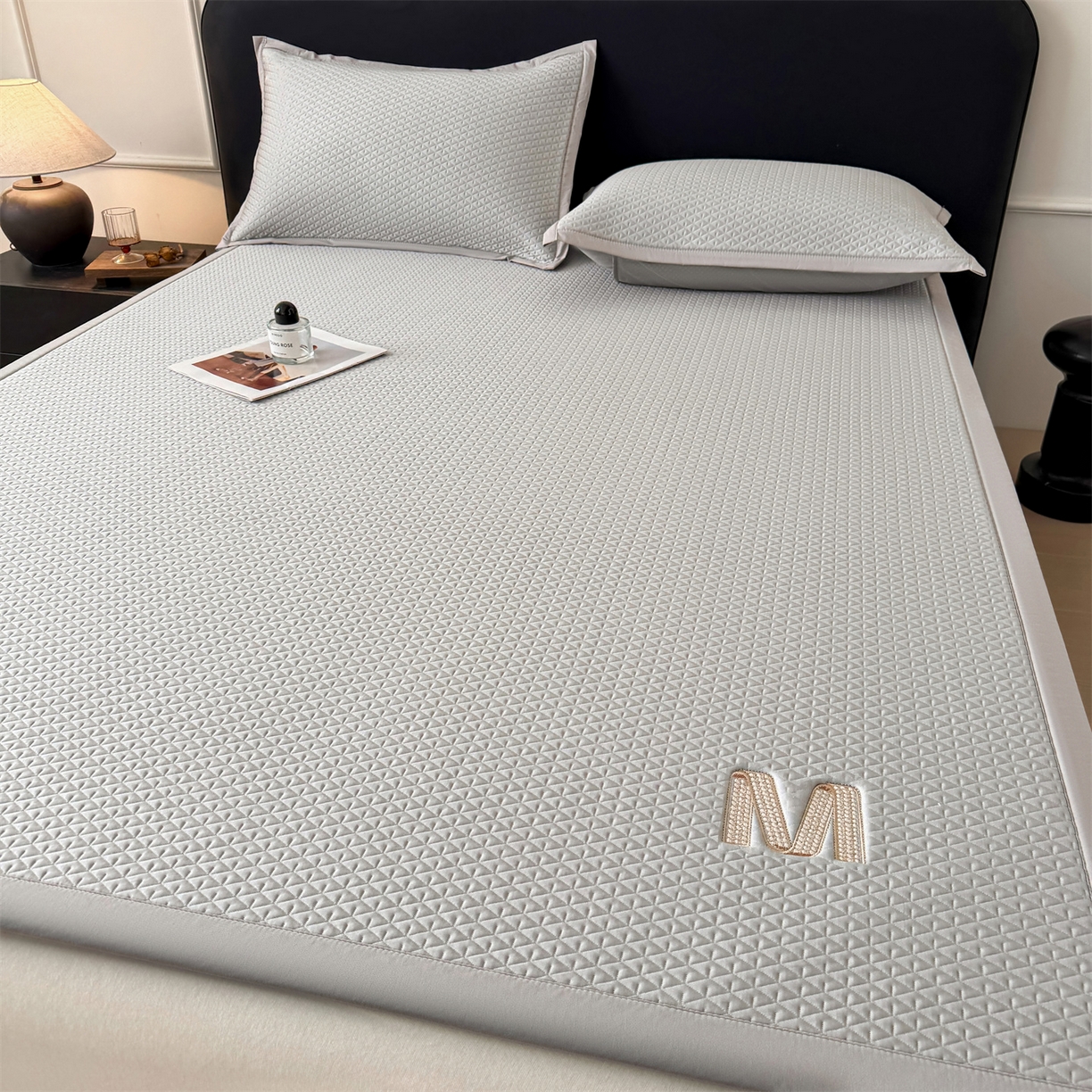91家纺网 家纺一手货源 找家纺 乐家欣 2026新款夏季高端pe空调软席可水洗席子凉席-慕尚M纹 床席款-慕尚M纹-灰