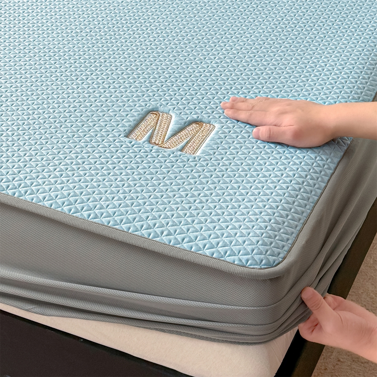 91家纺网 家纺一手货源 找家纺 乐家欣 2026新款夏季高端pe空调软席可水洗席子凉席-慕尚M纹 床笠款-慕尚M纹-蓝