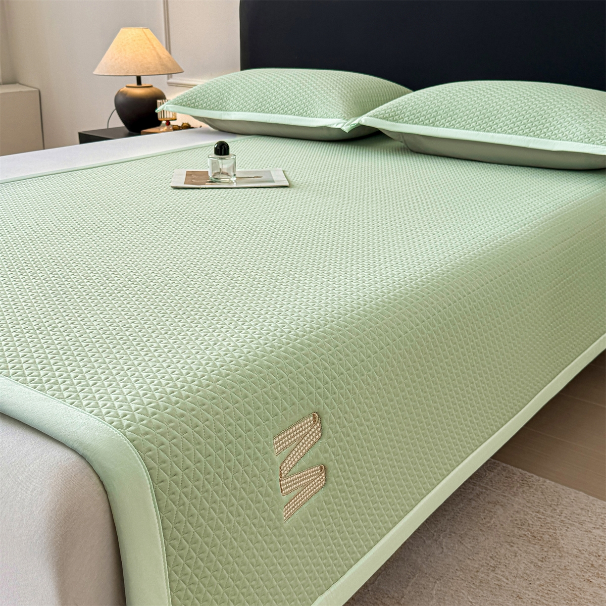 91家纺网 家纺一手货源 找家纺 乐家欣 2026新款夏季高端pe空调软席可水洗席子凉席-慕尚M纹 床席款-慕尚M纹-绿