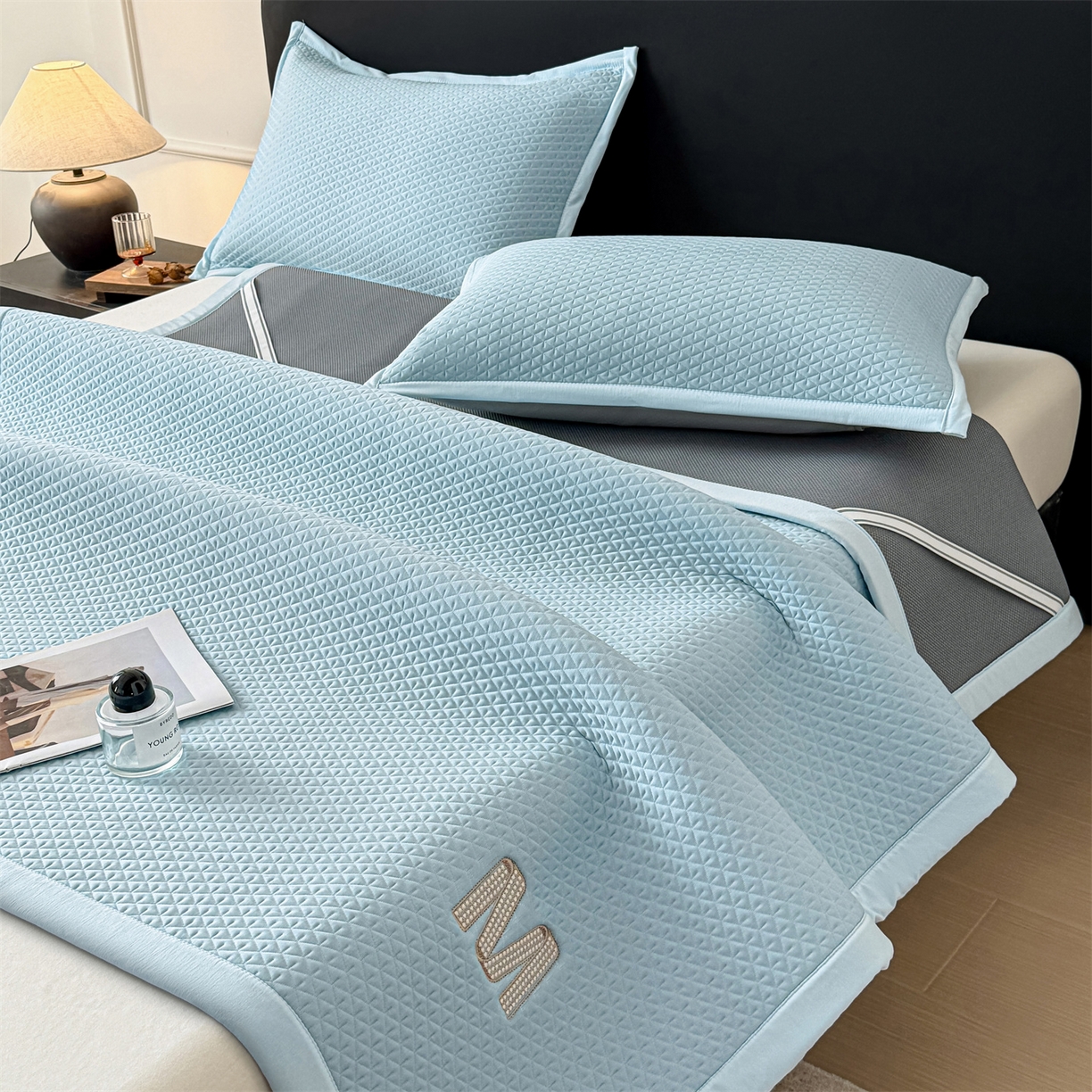 91家纺网 家纺一手货源 找家纺 乐家欣 2026新款夏季高端pe空调软席可水洗席子凉席-慕尚M纹 床席款-慕尚M纹-蓝