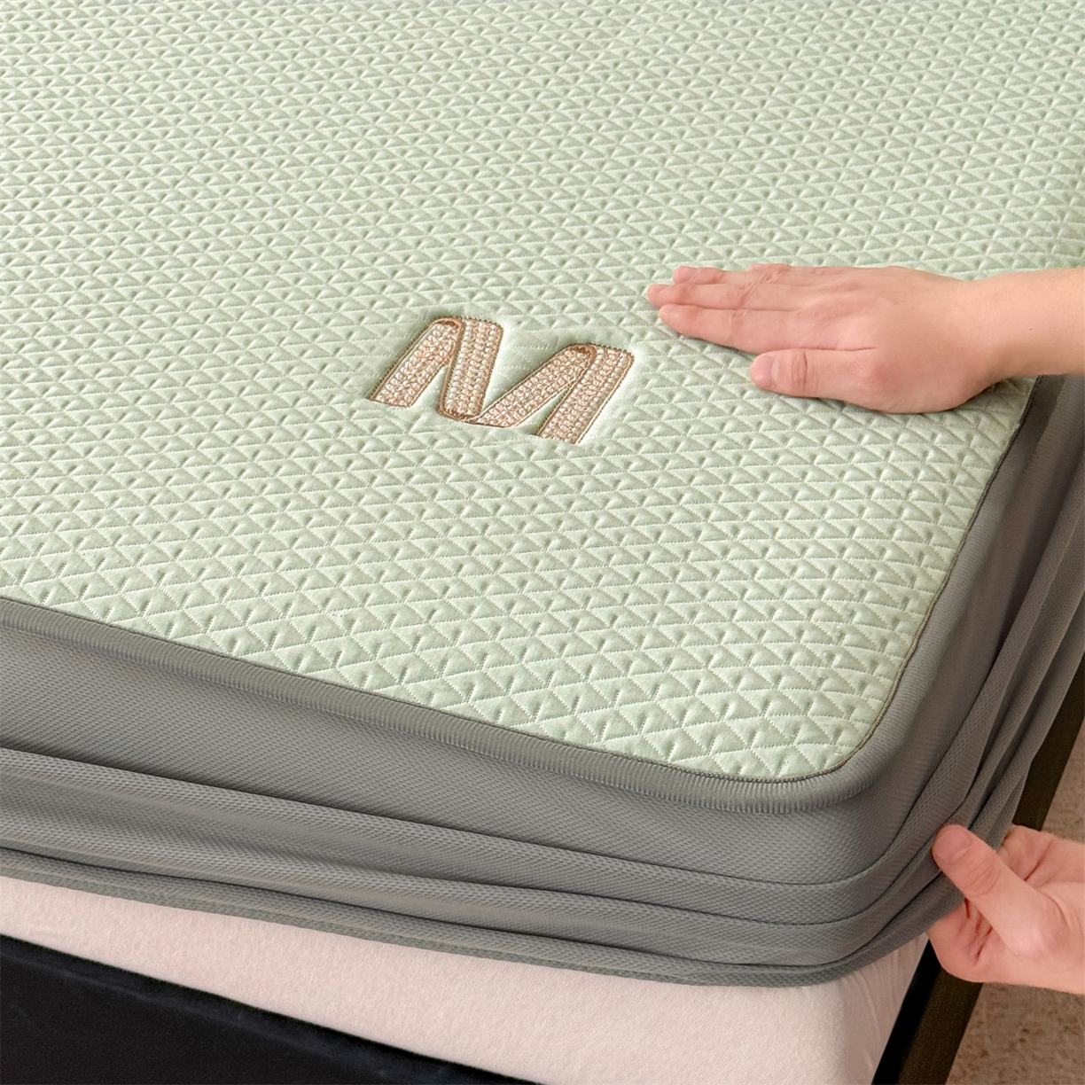 91家纺网 家纺一手货源 找家纺 乐家欣 2026新款夏季高端pe空调软席可水洗席子凉席-慕尚M纹 床笠款-慕尚M纹-绿