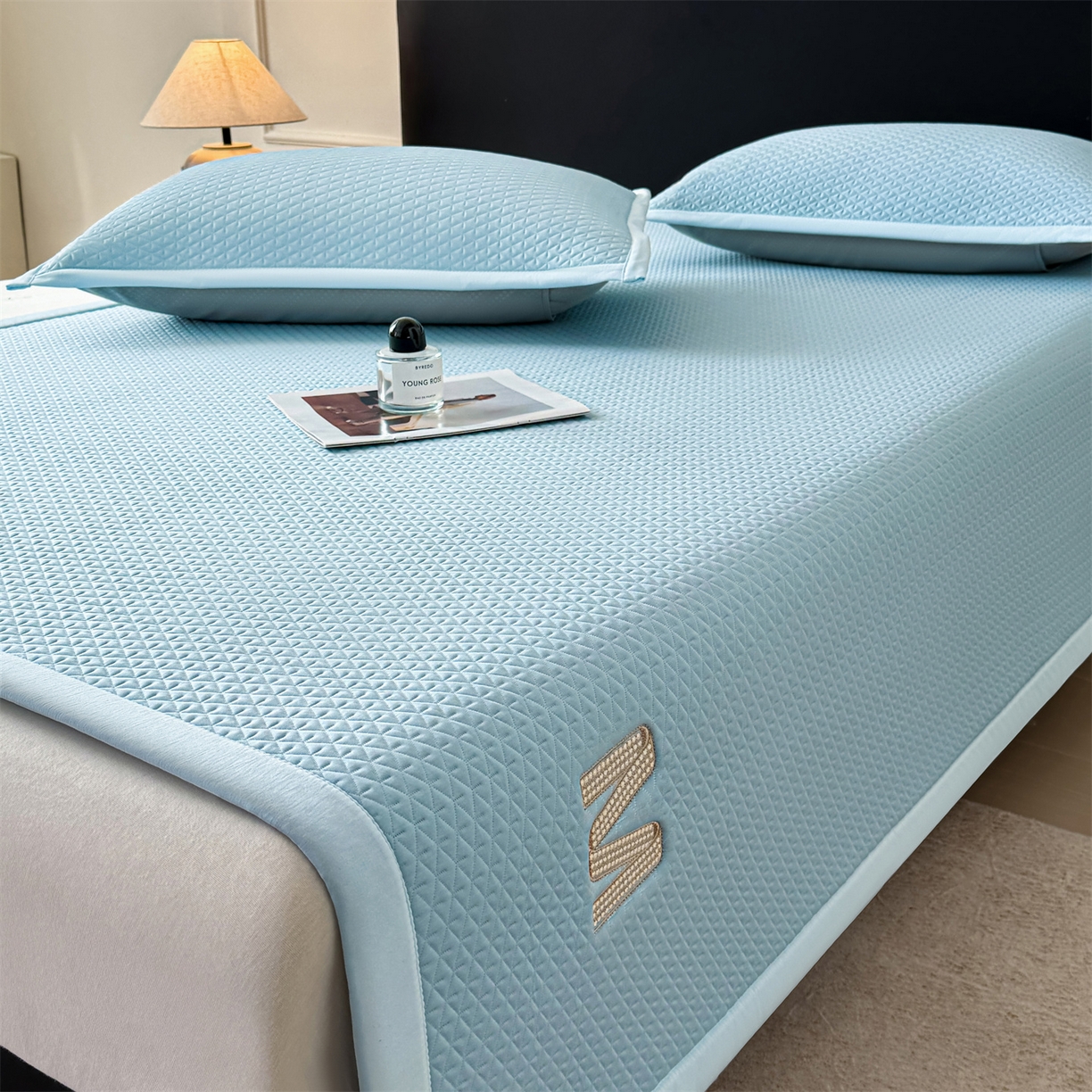 91家纺网 家纺一手货源 找家纺 乐家欣 2026新款夏季高端pe空调软席可水洗席子凉席-慕尚M纹 床席款-慕尚M纹-蓝