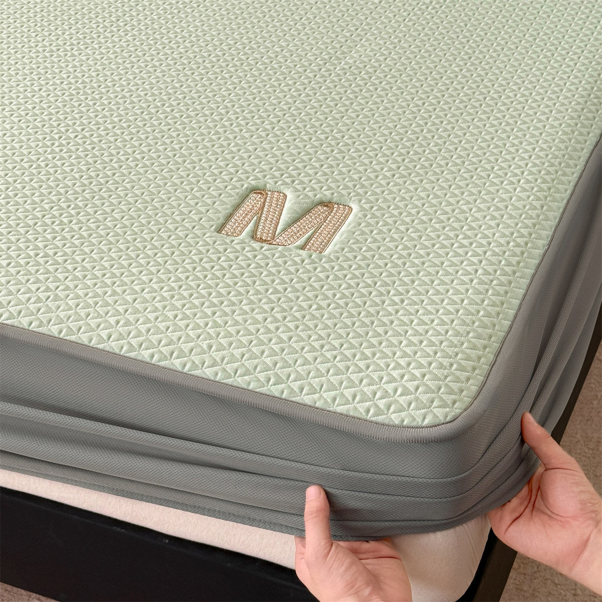 91家纺网 家纺一手货源 找家纺 乐家欣 2026新款夏季高端pe空调软席可水洗席子凉席-慕尚M纹 床笠款-慕尚M纹-绿