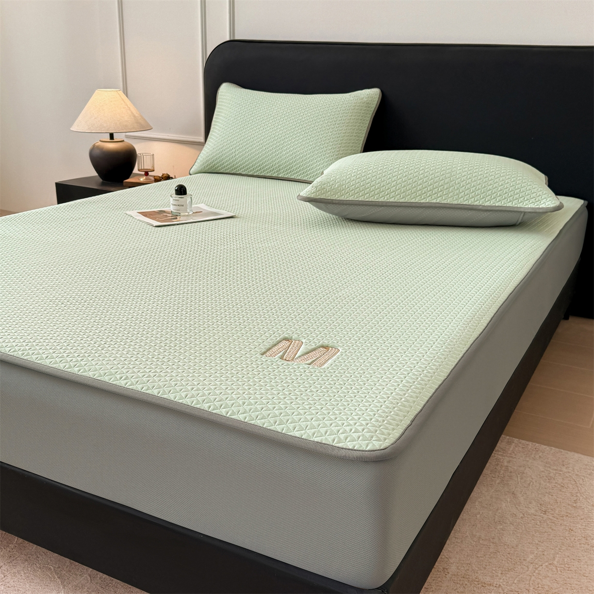 91家纺网 家纺一手货源 找家纺 乐家欣 2026新款夏季高端pe空调软席可水洗席子凉席-慕尚M纹 床笠款-慕尚M纹-绿