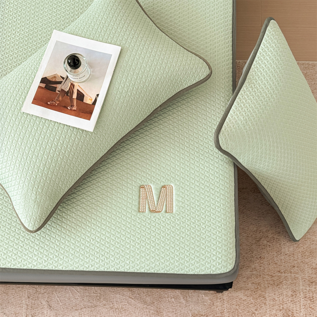 91家纺网 家纺一手货源 找家纺 乐家欣 2026新款夏季高端pe空调软席可水洗席子凉席-慕尚M纹 床笠款-慕尚M纹-绿