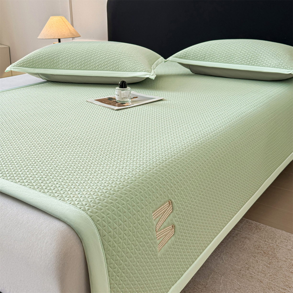 91家纺网 家纺一手货源 找家纺 乐家欣 2026新款夏季高端pe空调软席可水洗席子凉席-慕尚M纹 床席款-慕尚M纹-绿