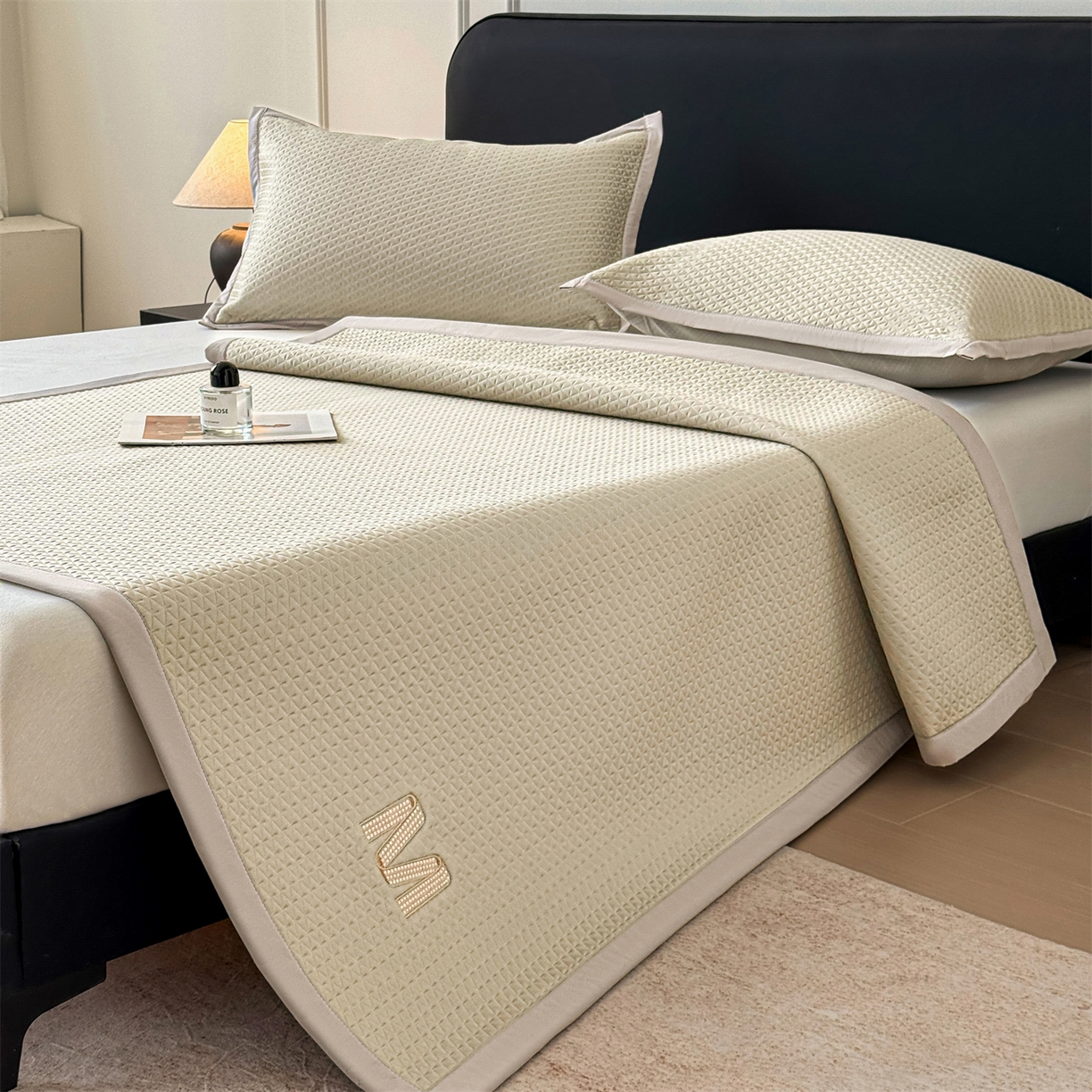 91家纺网 家纺一手货源 找家纺 乐家欣 2026新款夏季高端pe空调软席可水洗席子凉席-慕尚M纹 床席款-慕尚M纹-咖