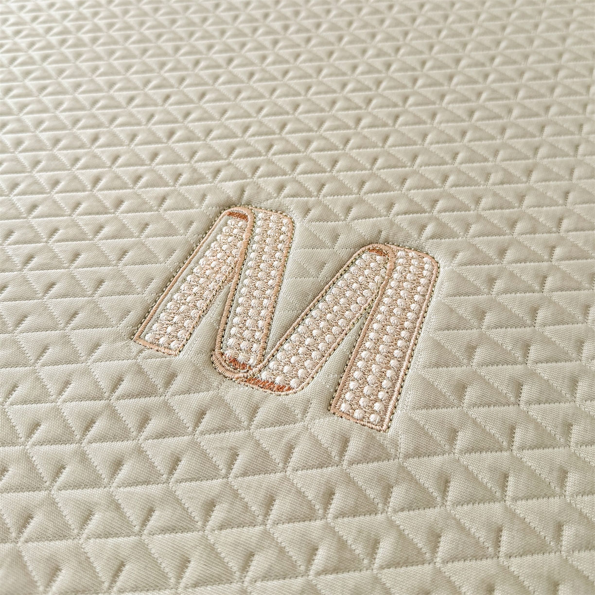 91家纺网 家纺一手货源 找家纺 乐家欣 2026新款夏季高端pe空调软席可水洗席子凉席-慕尚M纹 床笠款-慕尚M纹-咖