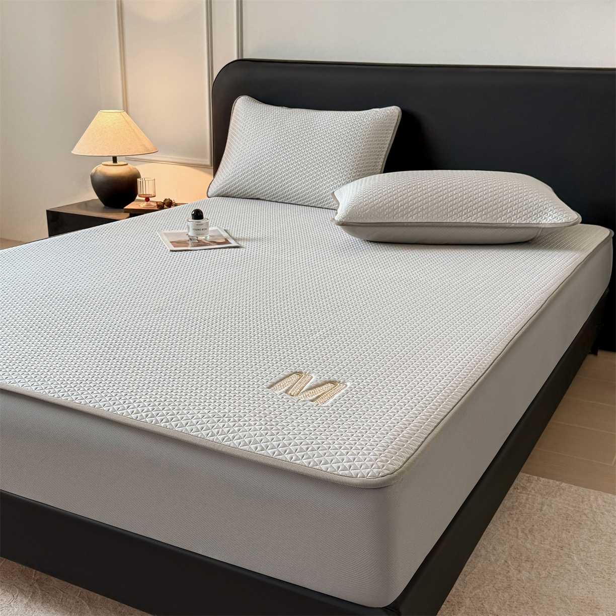 91家纺网 家纺一手货源 找家纺 乐家欣 2026新款夏季高端pe空调软席可水洗席子凉席-慕尚M纹 床笠款-慕尚M纹-灰