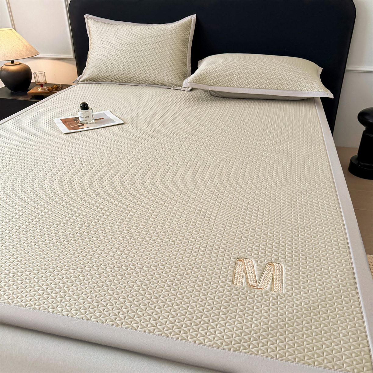 91家纺网 家纺一手货源 找家纺 乐家欣 2026新款夏季高端pe空调软席可水洗席子凉席-慕尚M纹 床席款-慕尚M纹-咖