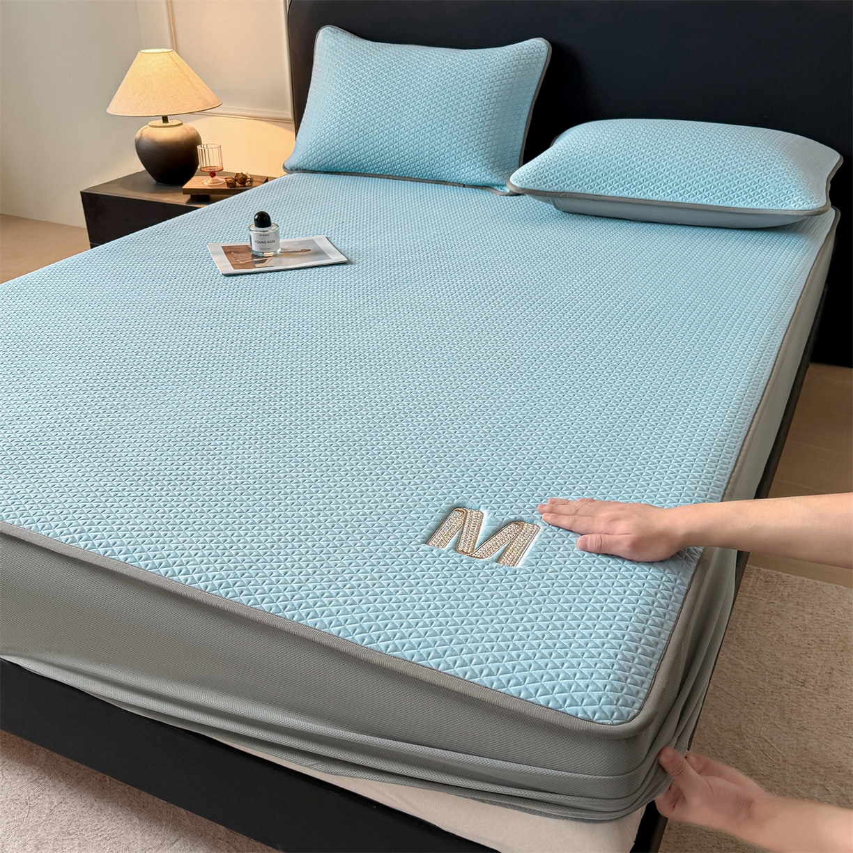 91家纺网 家纺一手货源 找家纺 乐家欣 2026新款夏季高端pe空调软席可水洗席子凉席-慕尚M纹 床笠款-慕尚M纹-蓝