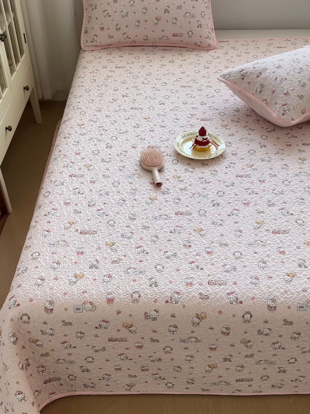 91家纺网 家纺一手货源 找家纺 绵庭家纺 2026新款全棉印花夹棉床盖三件套 凯蒂软糖-粉