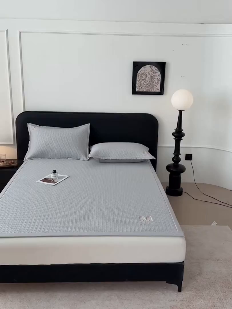 91家纺网 家纺一手货源 找家纺 乐家欣 2026新款夏季高端pe空调软席可水洗席子凉席-慕尚M纹 床席款-慕尚M纹-灰