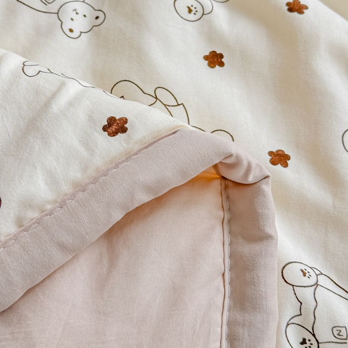 91家纺网 家纺一手货源 找家纺 爱宝被业 2026新款A类水洗棉新疆棉花夏被夏凉被小熊乐园