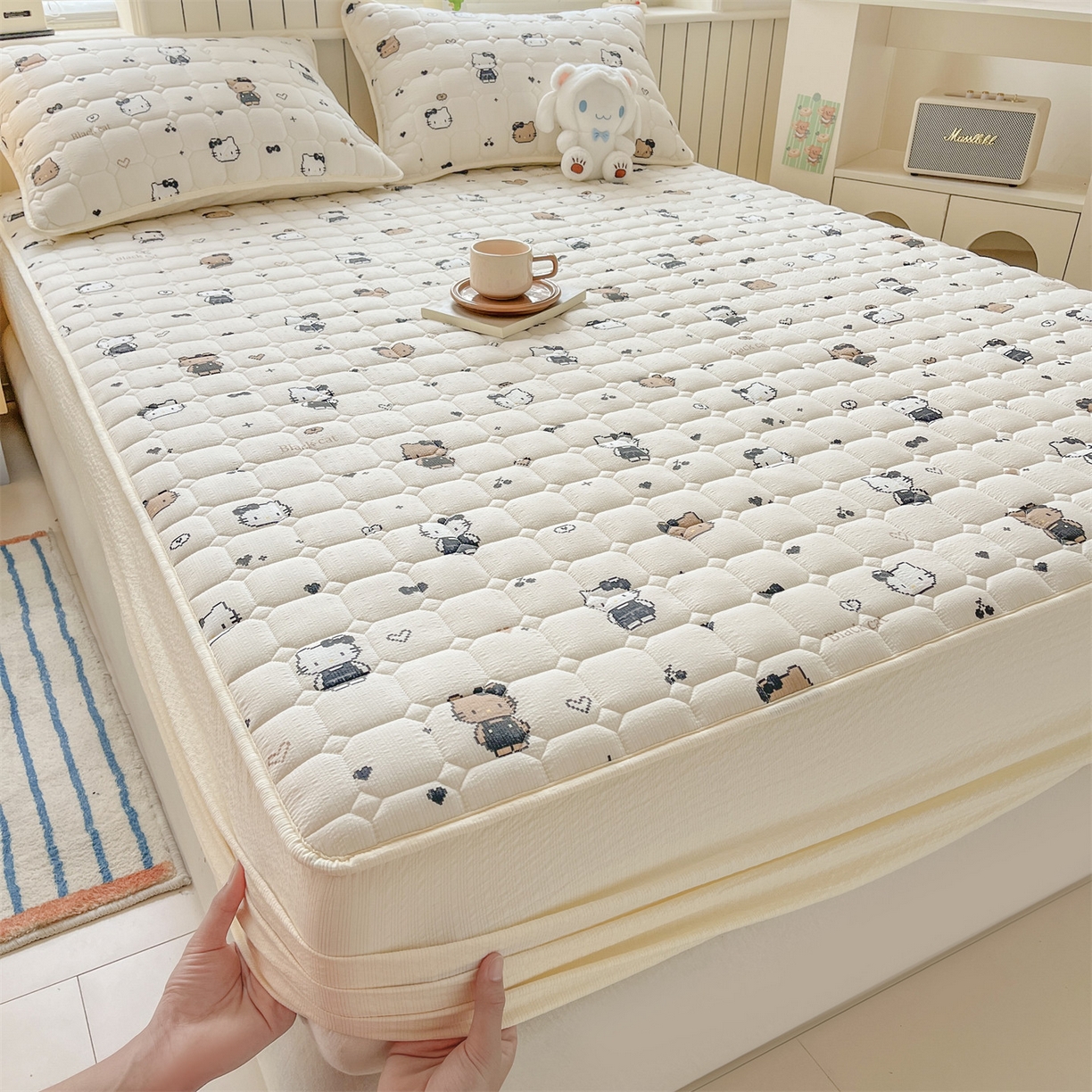 91家纺网 家纺一手货源 找家纺 优眠坊 2026新款亲肤泡芙纱夹棉单床笠床笠单件单品床笠三件套 奥利小猫-夹棉款