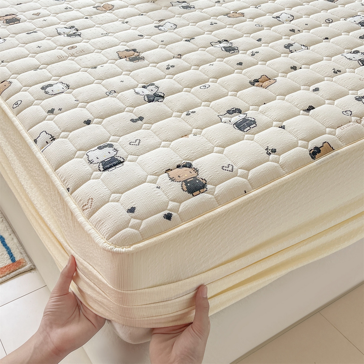 91家纺网 家纺一手货源 找家纺 优眠坊 2026新款亲肤泡芙纱夹棉单床笠床笠单件单品床笠三件套 奥利小猫-夹棉款