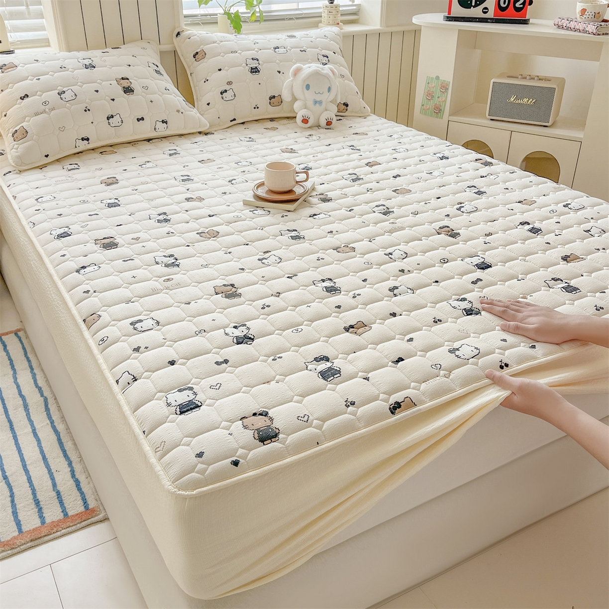 91家纺网 家纺一手货源 找家纺 优眠坊 2026新款亲肤泡芙纱夹棉单床笠床笠单件单品床笠三件套 奥利小猫-夹棉款