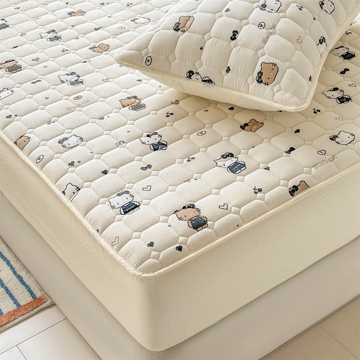 91家纺网 家纺一手货源 找家纺 优眠坊 2026新款亲肤泡芙纱夹棉单床笠床笠单件单品床笠三件套 奥利小猫-夹棉款