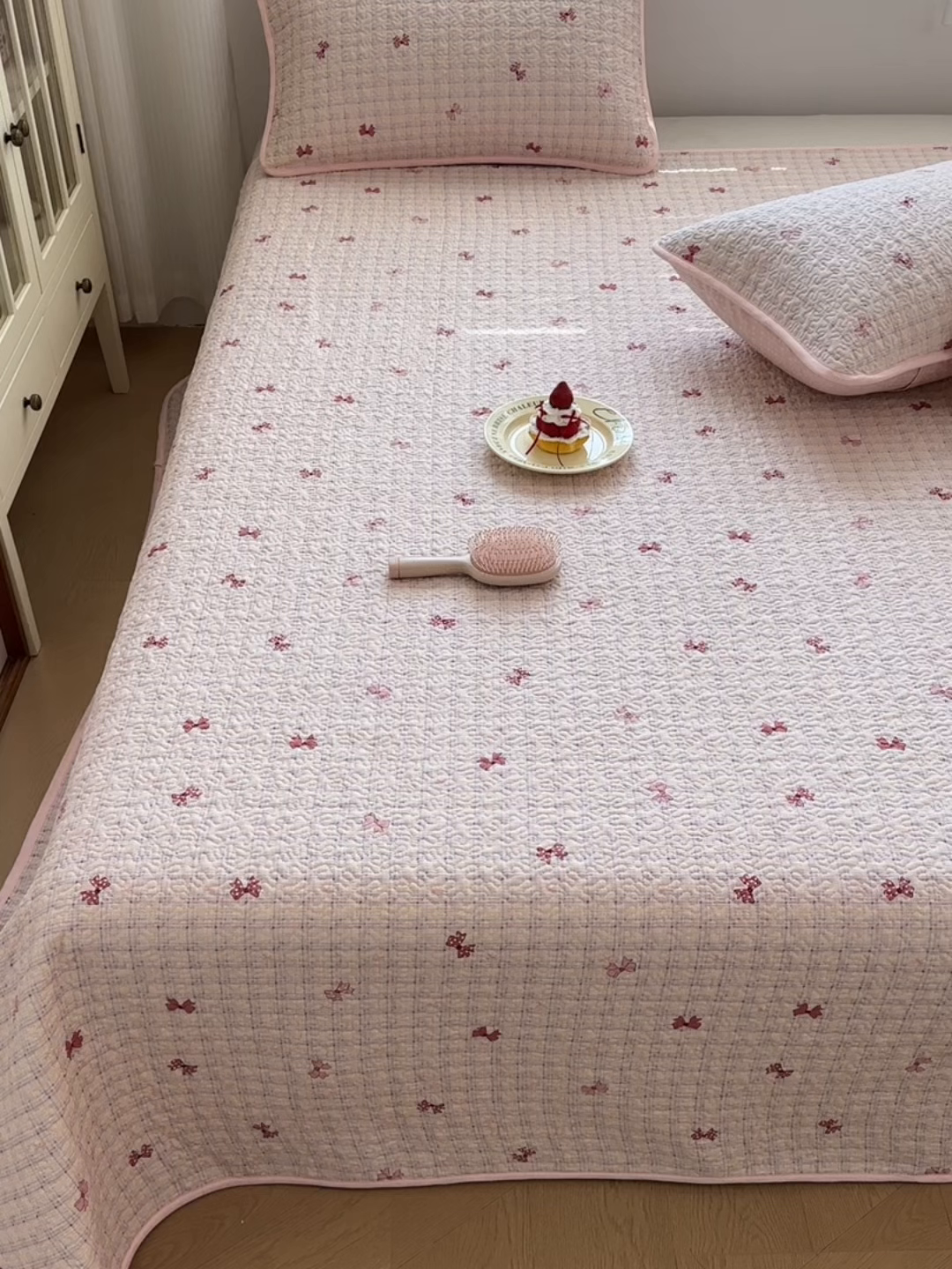 91家纺网 家纺一手货源 找家纺 绵庭家纺 2026新款全棉印花夹棉床盖三件套 梦境手账