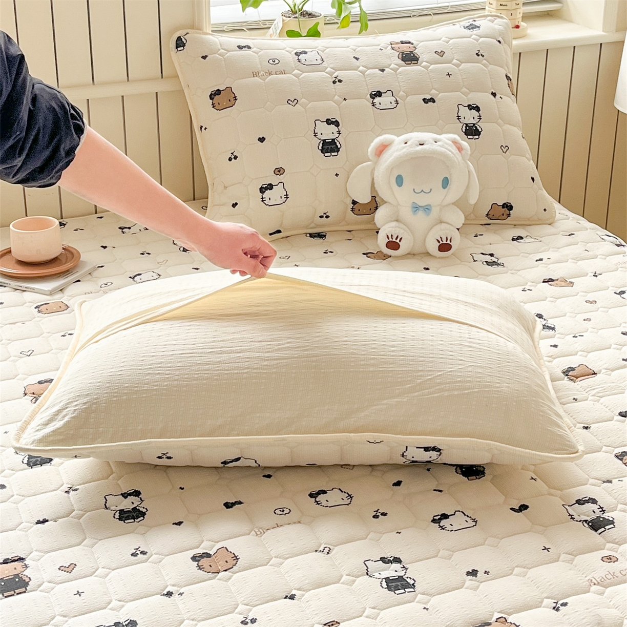 91家纺网 家纺一手货源 找家纺 优眠坊 2026新款亲肤泡芙纱夹棉单床笠床笠单件单品床笠三件套 奥利小猫-夹棉款