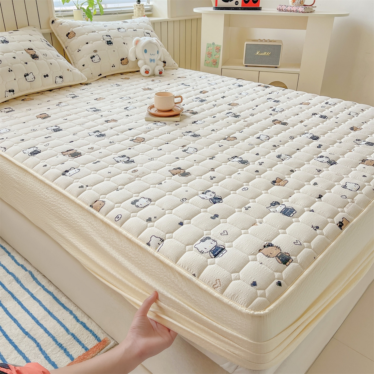 91家纺网 家纺一手货源 找家纺 优眠坊 2026新款亲肤泡芙纱夹棉单床笠床笠单件单品床笠三件套 奥利小猫-夹棉款