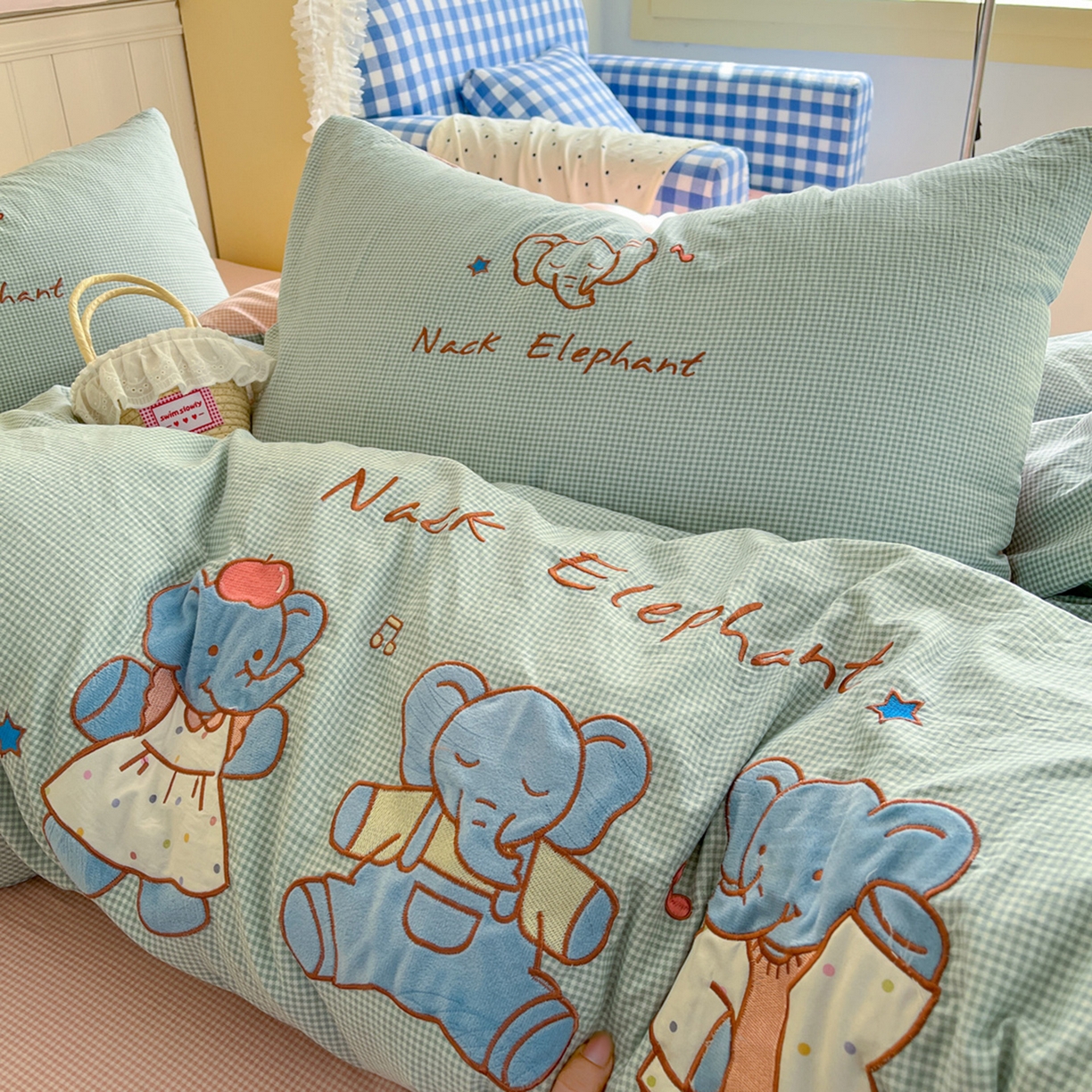 91家纺网 家纺一手货源 找家纺 梵克保罗 2026春夏直播热款卡通贴布绣加厚单人双人单被套三件套四件套 吉象三宝