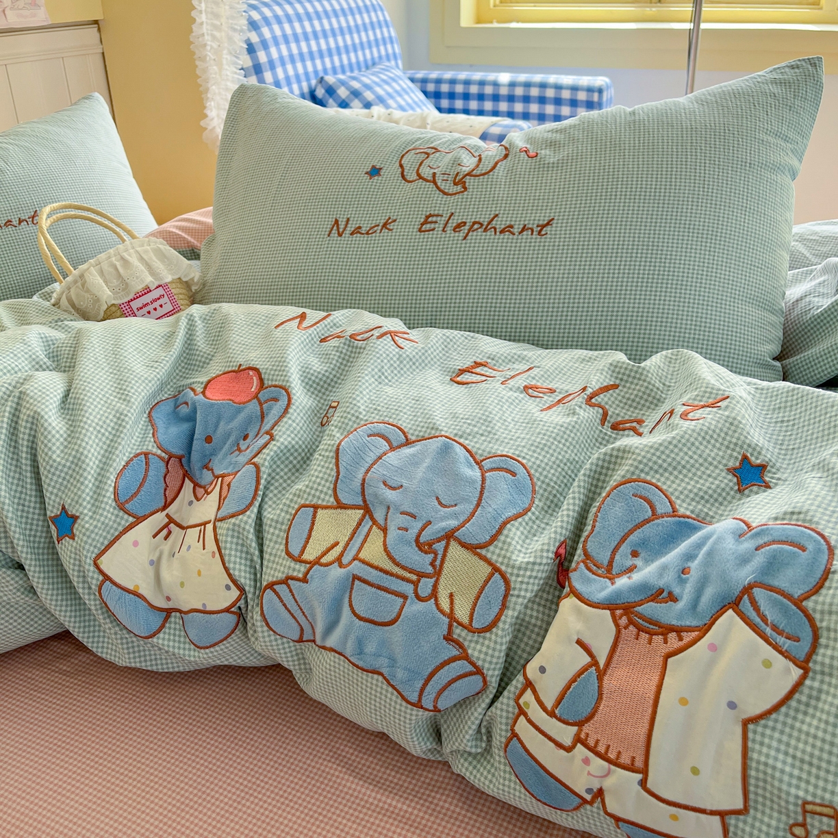 91家纺网 家纺一手货源 找家纺 梵克保罗 2026春夏直播热款卡通贴布绣加厚单人双人单被套三件套四件套 吉象三宝