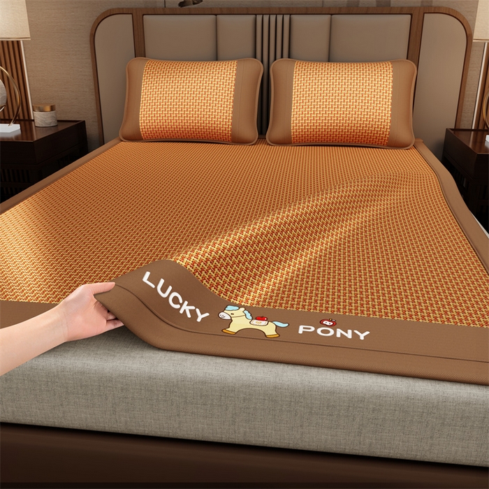 91家纺网 家纺一手货源 找家纺 缦吉 2026新款植物草本凉感刺绣藤席凉席-马上平安 马上平安-步步高