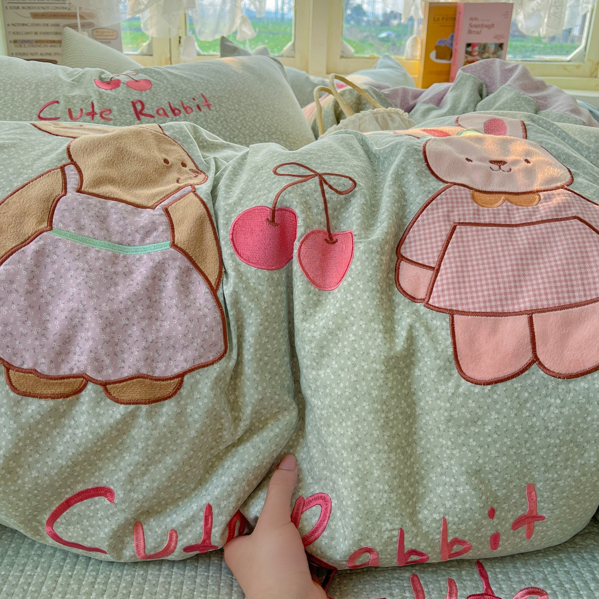 91家纺网 家纺一手货源 找家纺 梵克保罗 2026春夏直播热款贴布绣加厚古法水洗棉夹棉床盖单被套 萌萌兔绿