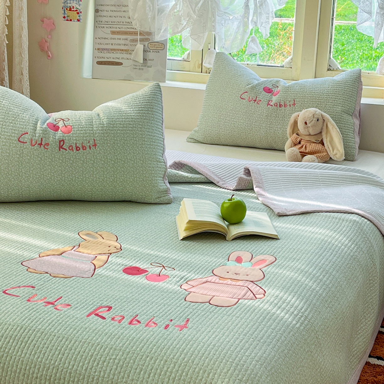 91家纺网 家纺一手货源 找家纺 梵克保罗 2026春夏直播热款贴布绣加厚古法水洗棉夹棉床盖单被套 萌萌兔绿