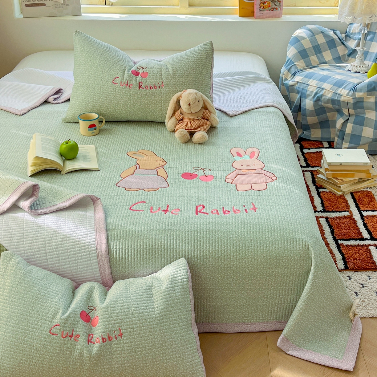 91家纺网 家纺一手货源 找家纺 梵克保罗 2026春夏直播热款贴布绣加厚古法水洗棉夹棉床盖单被套 萌萌兔绿