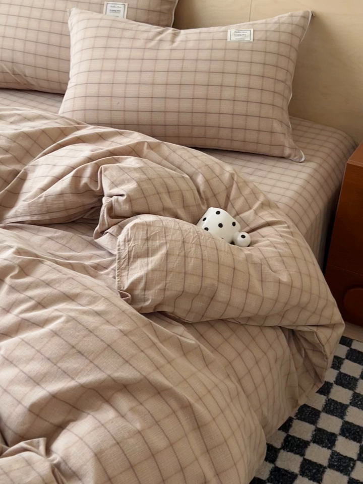 91家纺网 家纺一手货源 找家纺 花香四季家纺 2026新款简约全棉高织高密色织纯棉水洗棉四件套 奶茶