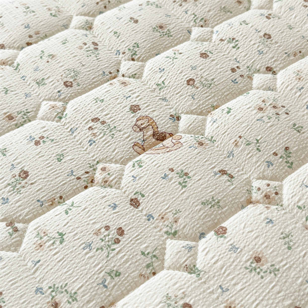 91家纺网 家纺一手货源 找家纺 优眠坊 2026新款亲肤泡芙纱夹棉单床笠床笠单件单品床笠三件套 萌趣小马-夹棉款