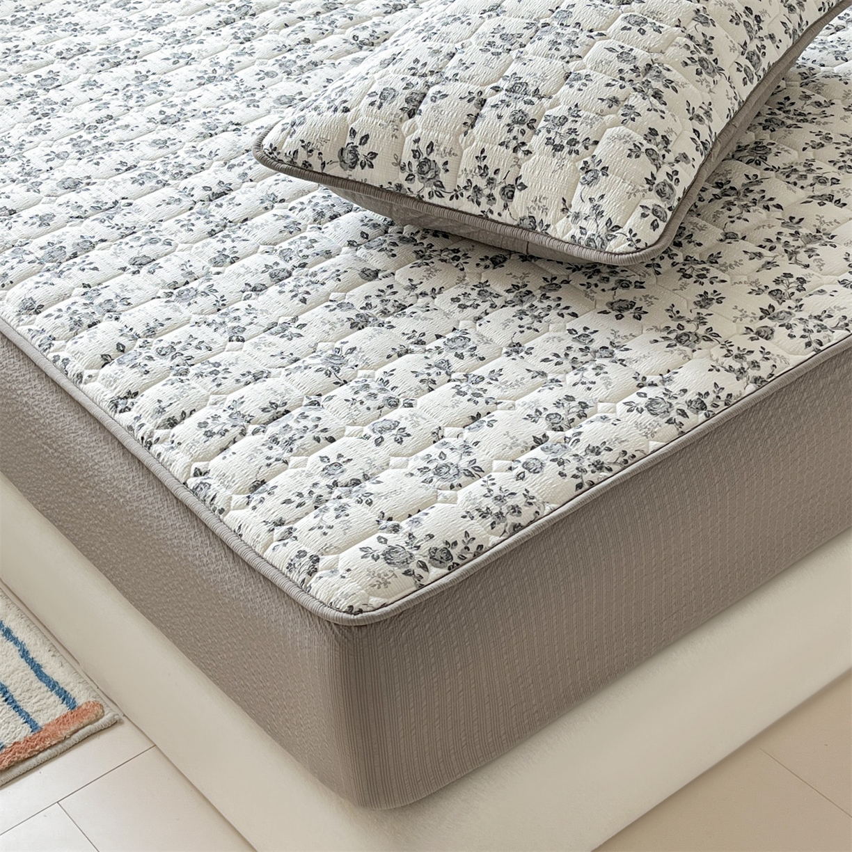 91家纺网 家纺一手货源 找家纺 优眠坊 2026新款亲肤泡芙纱夹棉单床笠床笠单件单品床笠三件套 柔花诗意-夹棉款