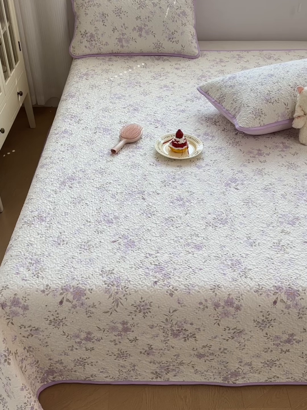 91家纺网 家纺一手货源 找家纺 绵庭家纺 2026新款全棉印花夹棉床盖三件套 苏林-紫