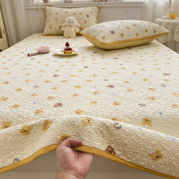 91家纺网 家纺一手货源 找家纺 绵庭家纺 2026新款全棉印花夹棉床盖三件套 跳跳蜜罐-米