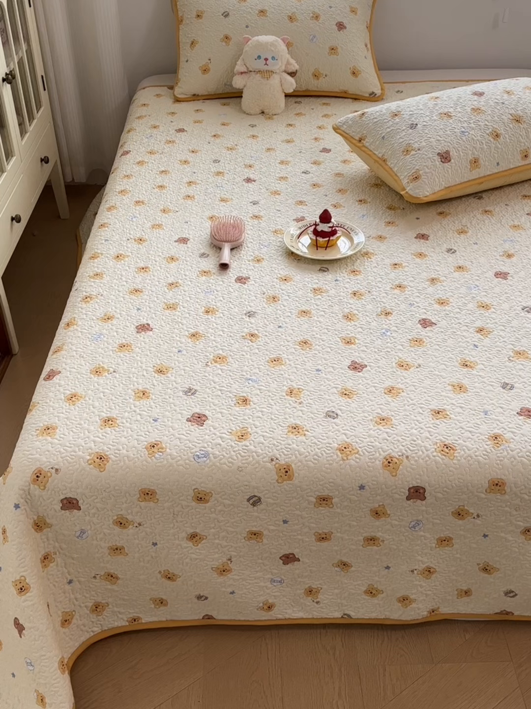 91家纺网 家纺一手货源 找家纺 绵庭家纺 2026新款全棉印花夹棉床盖三件套 跳跳蜜罐-米