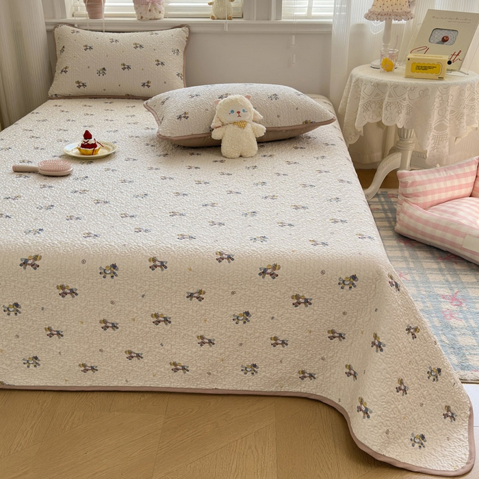 91家纺网 家纺一手货源 找家纺 绵庭家纺 2026新款全棉印花夹棉床盖三件套 小马浅浅