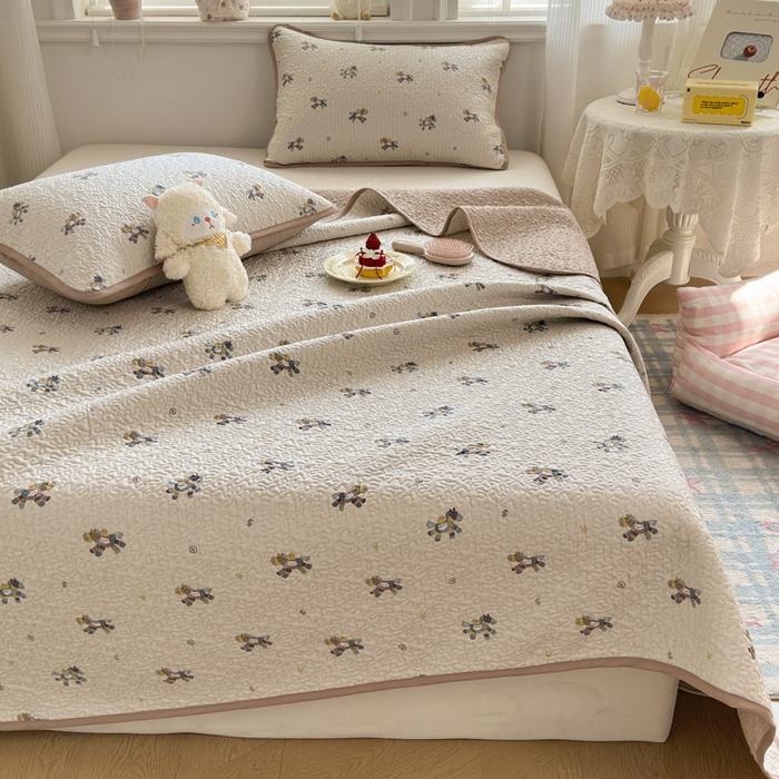 91家纺网 家纺一手货源 找家纺 绵庭家纺 2026新款全棉印花夹棉床盖三件套 小马浅浅