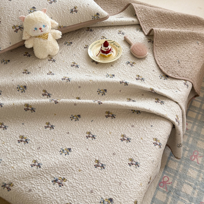 91家纺网 家纺一手货源 找家纺 绵庭家纺 2026新款全棉印花夹棉床盖三件套 小马浅浅