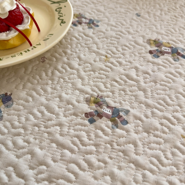 91家纺网 家纺一手货源 找家纺 绵庭家纺 2026新款全棉印花夹棉床盖三件套 小马浅浅