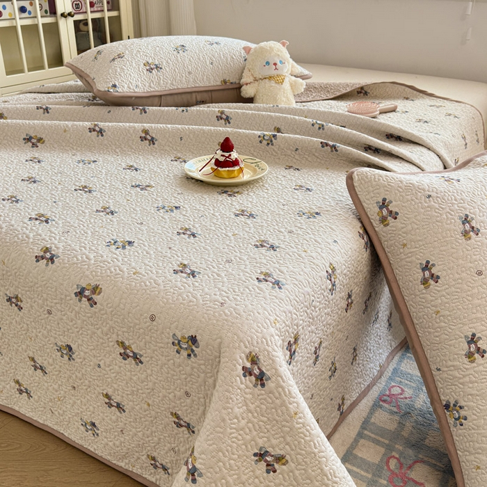 91家纺网 家纺一手货源 找家纺 绵庭家纺 2026新款全棉印花夹棉床盖三件套 小马浅浅