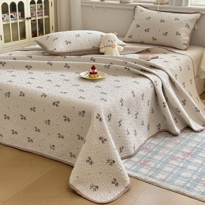 91家纺网 家纺一手货源 找家纺 绵庭家纺 2026新款全棉印花夹棉床盖三件套 小马浅浅