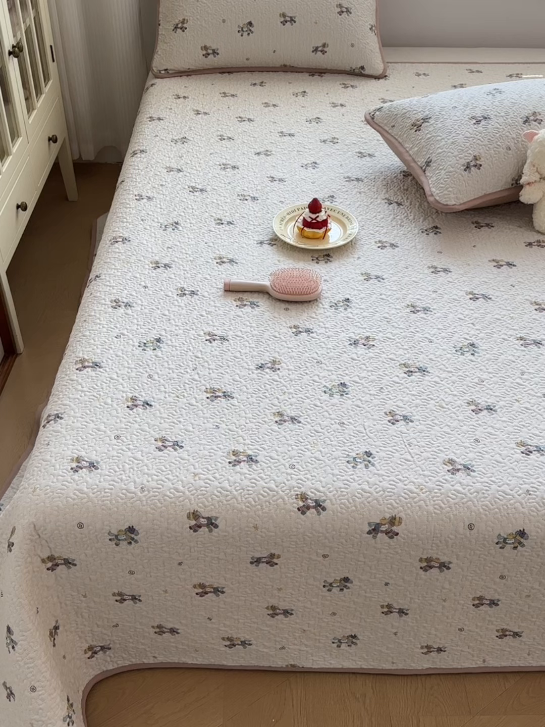 91家纺网 家纺一手货源 找家纺 绵庭家纺 2026新款全棉印花夹棉床盖三件套 小马浅浅