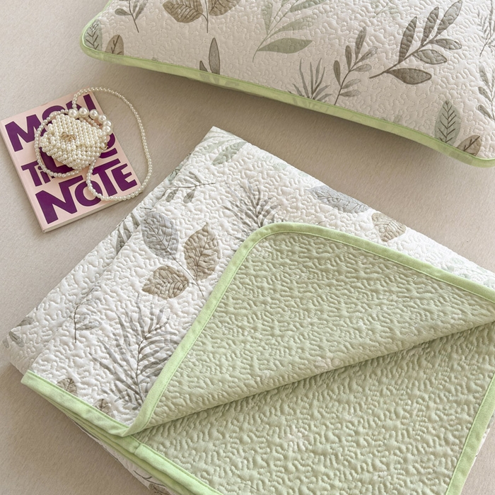 91家纺网 家纺一手货源 找家纺 绵庭家纺 2026新款全棉印花夹棉床盖三件套 叶语轻喃-绿